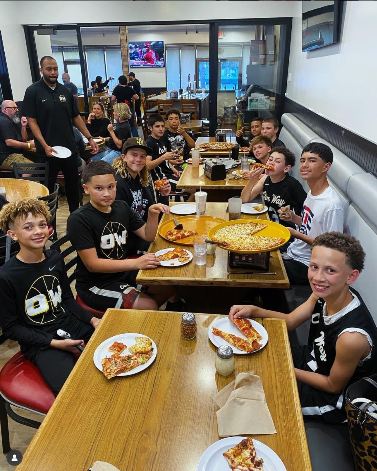 OW players sharing a team meal at a pizza restaurant
